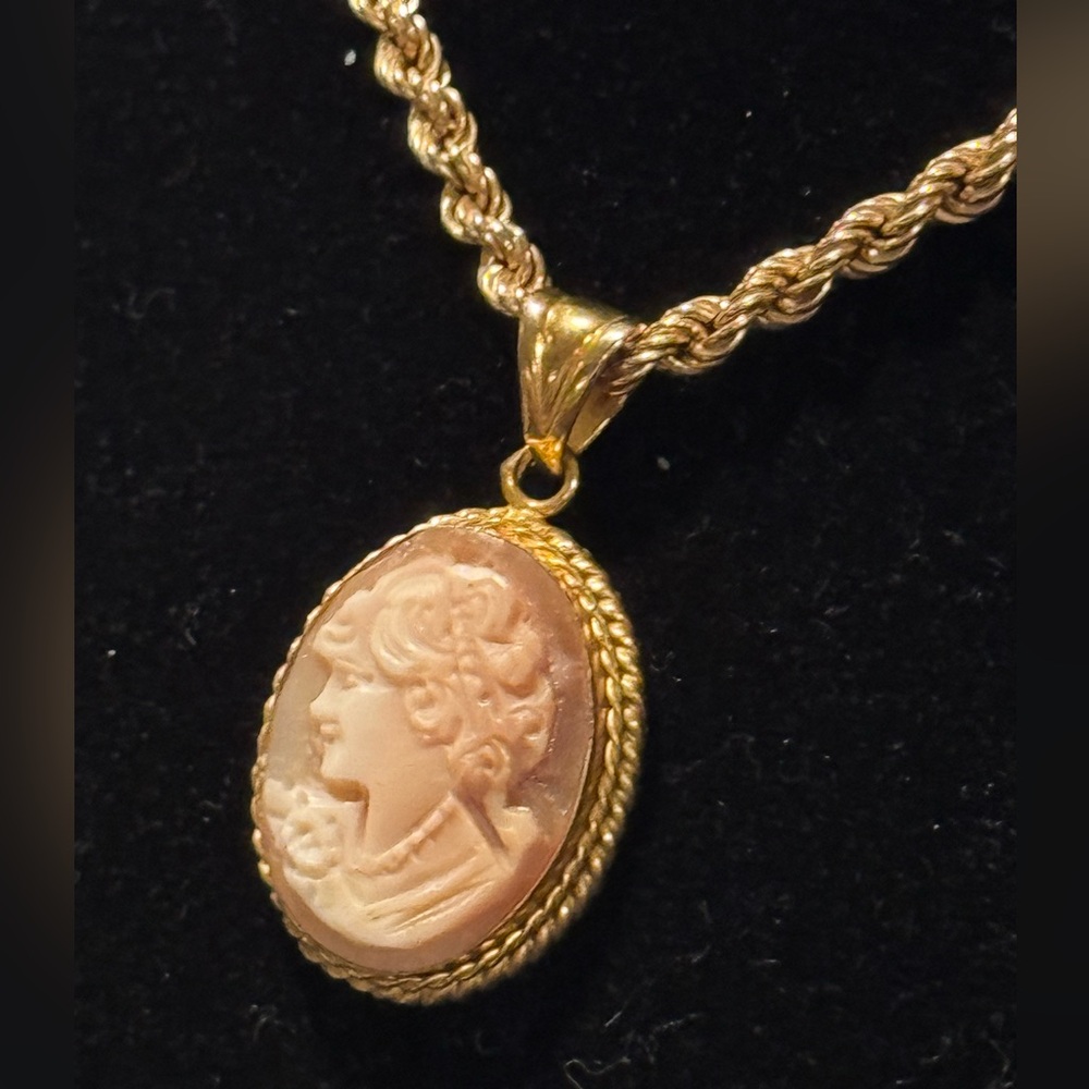 ITALIAN CAMEO! Beautiful pale apricot lady with flower corsage rt shoulder. NEW